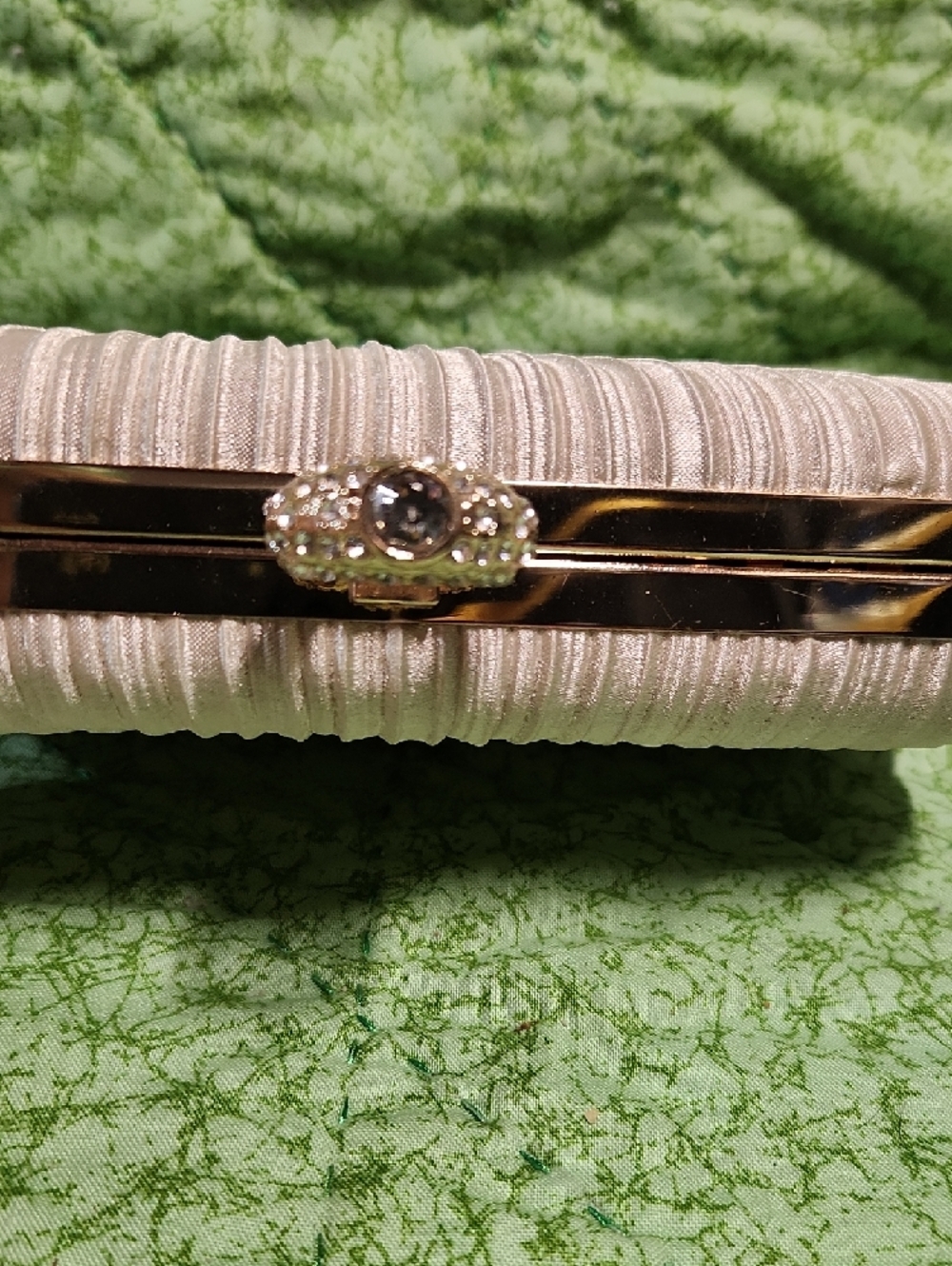 Elegant Champagne Pleated Ring-Clasp Evening Clutch - Picture 2 of 7